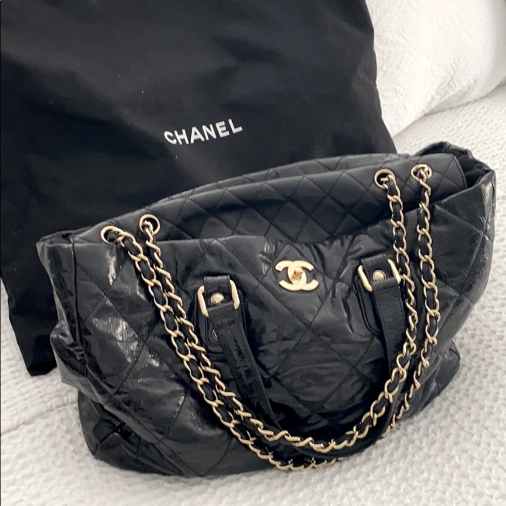 Large CHANEL chain tote